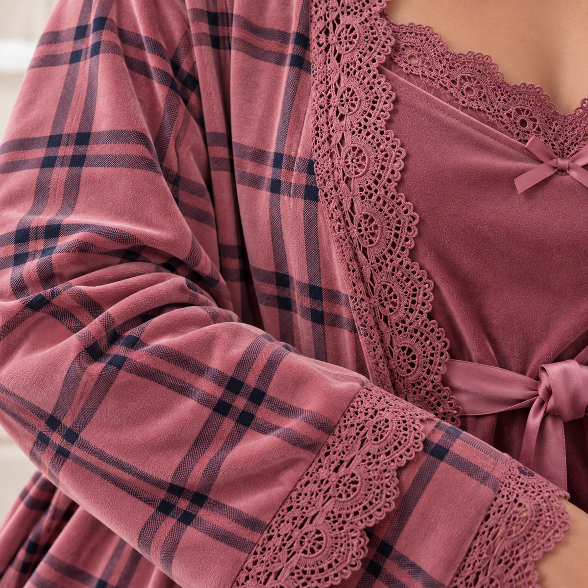 Ekose Desenli Kadife Sabahlıklı Kadın Pijama Takımı - 4